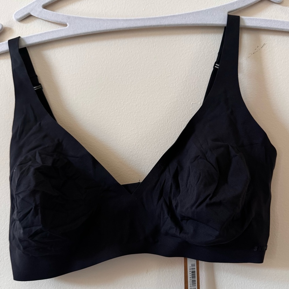 SKIMS Naked Plunge Bralette in Onyx. Size L-DD - Picture 3 of 6